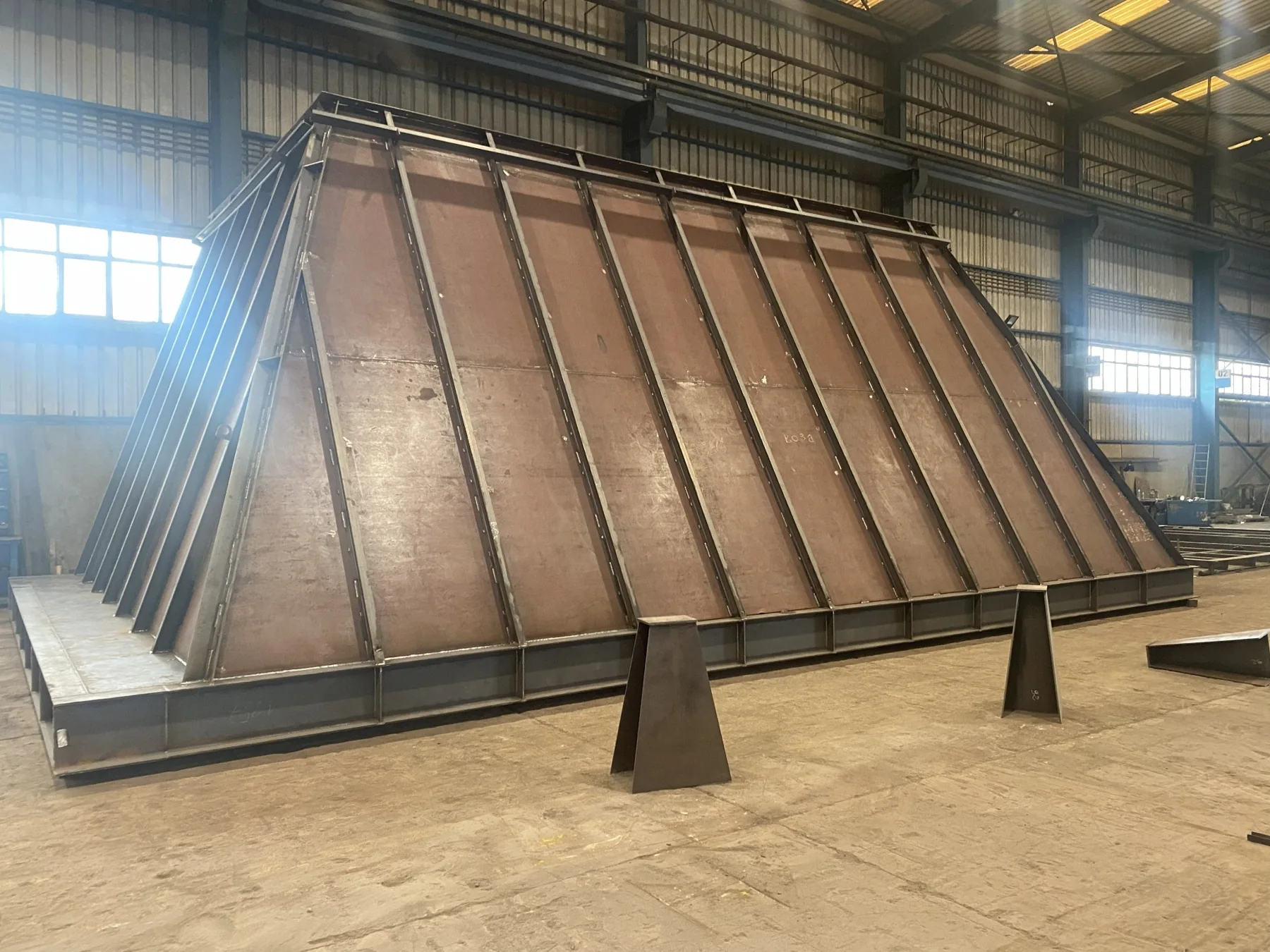 Gran panel reforzado de acero en el taller