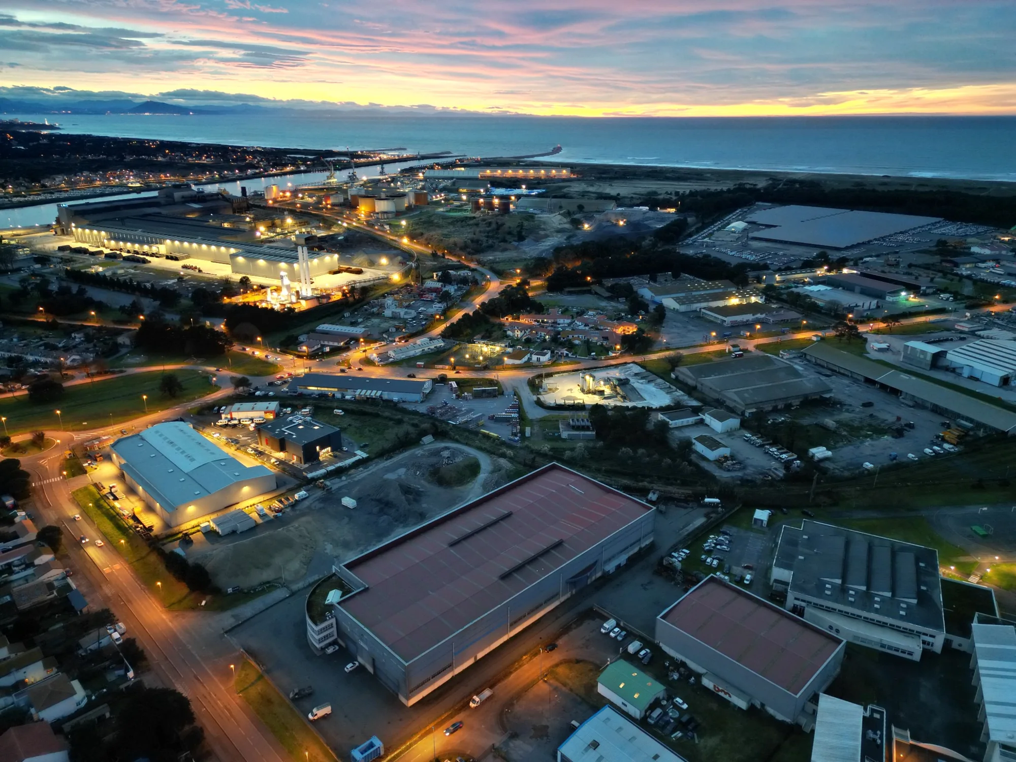 Vista aérea de la zona industrial y el puerto de Bayona