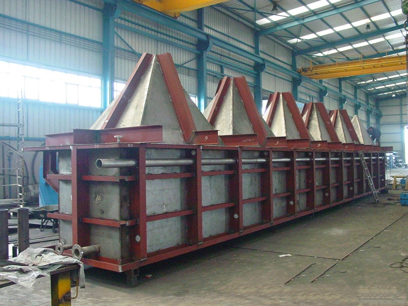 Metal structure with stiffeners under fabrication