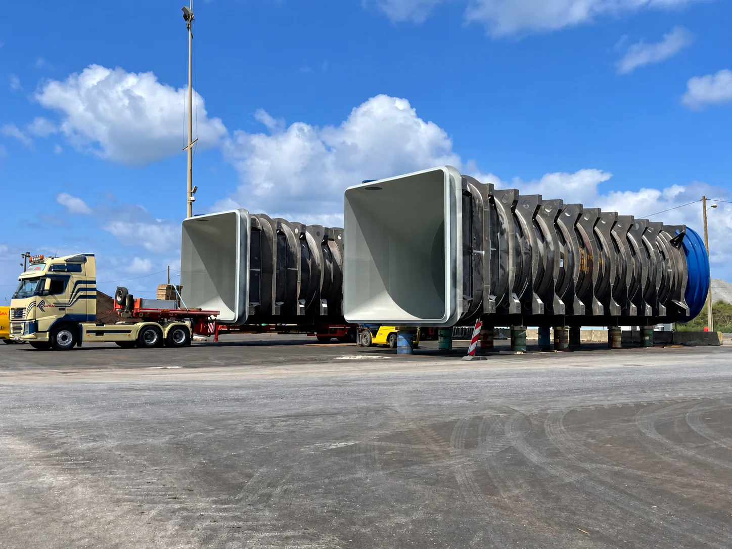 Gran conjunto de calderería preparado para el transporte